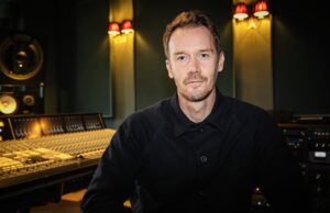 Keterampilan insinyur pemenang Grammy Wez Clarke dalam membuat musik telah ‘dikloning’ oleh platform AI. Dia suka itu.