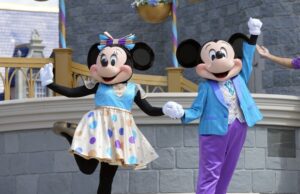 Disney meminta penundaan tuntutan hukum orang yang ditunjuk DeSantis, karena pekerja menggambarkan distrik yang terganggu