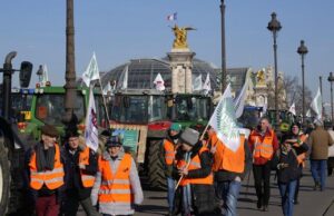 Para petani yang melakukan protes membuat pemerintah Perancis terjepit