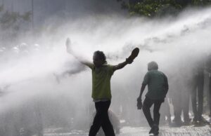 Polisi di Sri Lanka menggunakan gas air mata untuk membubarkan protes oposisi terhadap kondisi ekonomi yang buruk