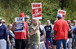 Para pekerja di Ontario berunjuk rasa menentang korupsi, penutupan pabrik, dan krisis biaya hidup di Ford