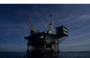 Minyak Perpanjang Penurunan karena Lonjakan Persediaan Minyak Mentah AS Mengaburkan Outlook