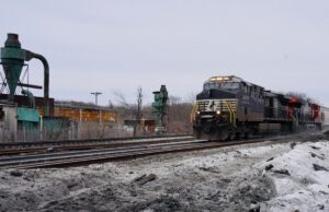 Perusahaan kereta api mengatakan mereka melakukan perubahan keselamatan untuk mengurangi tergelincirnya rel setelah kecelakaan yang terjadi di Ohio