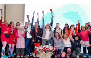 Di Yacht Club de Monaco, Tim Pelayaran Gelombang Merah Muda mengirimkan pesan mereka untuk Hari Perempuan Internasional