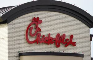 Chick-Fil-A membatalkan janji tanpa antibiotik pada ayam, menyalahkan perkiraan kekurangan pasokan