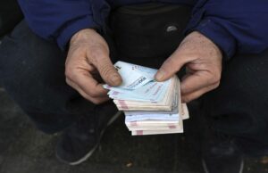 Mata uang Iran mencapai rekor terendah