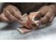 Pakistan Berharap Menghindari Devaluasi Rupee dalam Negosiasi IMF