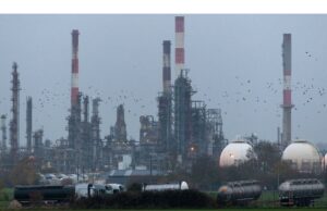 Minyak Menahan Penurunan Tajam Setelah Stok AS Meningkat ke Level Tertinggi 10-Bulan