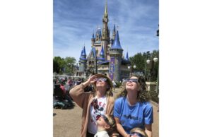 Dengan adanya tuntutan hukum di kaca spion, pemerintahan Disney World kembali menjadi membosankan