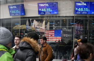 Persidangan dimulai bagi eksekutif keuangan dalam kasus perdagangan orang dalam yang terkait dengan membawa perusahaan media Trump ke publik