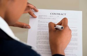 Arbitrase perdagangan: Klausul kontrak yang Anda perlukan untuk kelancaran perdagangan lintas batas