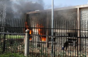 Para pengunjuk rasa menyerbu gedung parlemen dan membakar sejumlah gedung