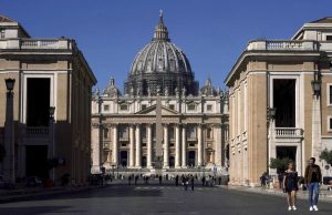 Vatikan diadili di London ketika seorang pemodal asal Inggris berupaya membersihkan namanya dalam kesepakatan properti