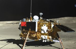 Sebuah pesawat ruang angkasa Tiongkok mendarat di sisi jauh bulan untuk mengumpulkan batu dalam persaingan antariksa yang semakin meningkat dengan AS