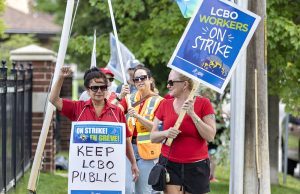 Pekerja LCBO meratifikasi kesepakatan untuk mengakhiri pemogokan, saat toko dibuka kembali pada hari Selasa