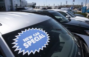 Bangunan pasokan kendaraan. Harga sedang turun. Apakah sudah waktunya membeli mobil baru?