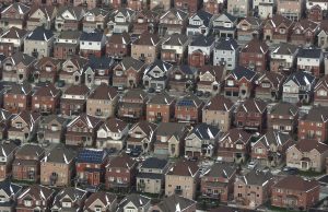 Pemberi pinjaman dalam pola bertahan sementara semua orang menunggu serentetan data baru