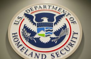 Gugatan pencemaran nama baik terhadap Fox News oleh kepala dewan disinformasi yang dibubarkan diajukan oleh hakim federal