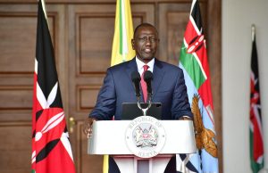 Presiden Ruto memecat seluruh Kabinet