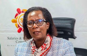 Semua pegawai negeri terkena dampak ketika SRC memperluas pembekuan kenaikan gaji