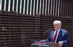 Trump mengancam akan mengenakan tarif yang besar terhadap negara-negara yang tidak menerima migran