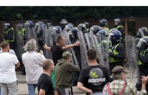 Penganut Supremasi Kulit Putih Mengubah Kerusuhan Inggris Menjadi Promosi Perekrutan Online