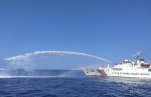 Kapal penjaga pantai Tiongkok menembakkan meriam air dan memblokir kapal perikanan Filipina di laut yang disengketakan