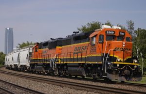 BNSF perkeretaapian menekankan keselamatan tetapi masih terhambat oleh masalah industri yang sudah berlangsung lama, demikian temuan laporan