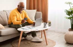 Dengan dana pensiun sebesar Sh2,5 juta, bagaimana ayah saya dapat berinvestasi untuk hidup nyaman di desa?