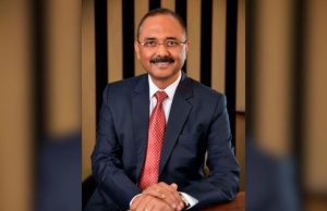 Vijay, sang pendisiplin berusaha menjadi pria yang ‘keren’