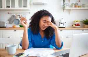 Apakah saya mempekerjakan seseorang atau menutup bisnis saya agar dapat kembali bersekolah?