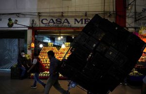 Para analis terkejut ketika bank sentral Meksiko mencatat kenaikan inflasi dan penurunan suku bunga