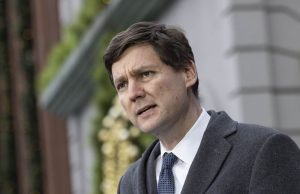 David Eby menyebut tarif Trump sebagai ‘perang ekonomi’ yang akan merugikan BC sebesar $69 miliar