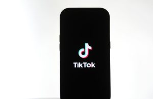 Orang-orang menjajakan ribuan ponsel berisi TikTok di eBay dan Facebook