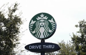 Starbucks melaporkan penjualan triwulanan yang lebih baik dari perkiraan saat upaya turnaround dimulai
