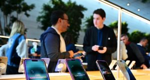 Perombakan AI Apple untuk Siri mengalami bug dan penundaan