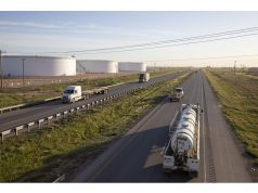 Minyak dikendarai ke kerugian bulanan sebagai sentimen adonan risiko tarif