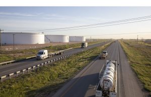 Minyak dikendarai ke kerugian bulanan sebagai sentimen adonan risiko tarif