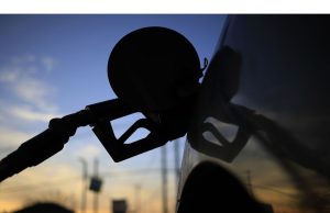 Tepi minyak lebih tinggi setelah penurunan mingguan karena pasar menimbang tarif AS