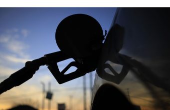 Tepi minyak lebih tinggi setelah penurunan mingguan karena pasar menimbang tarif AS