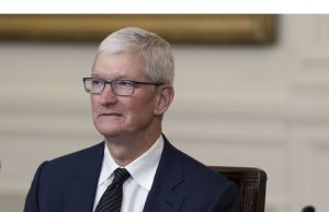 Trump mengatakan Cook menggeser manufaktur apel dari Meksiko ke kami