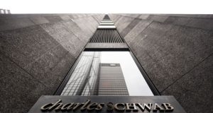 TD Bank berupaya mengumpulkan $ 14 miliar di pintu keluar saham Schwab