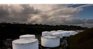 Minyak AS di tahun $ 60 -an karena sentimen ekonomi yang masam berat