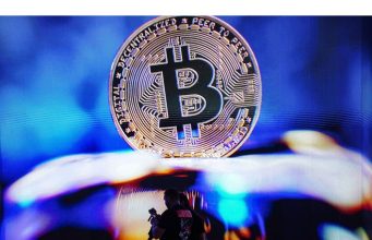 Bitcoin turun 25% dari tertinggi sepanjang masa saat penjualan kripto semakin dalam
