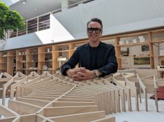 Kayu dibangun di atas panggung global