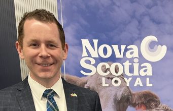 Pengecer Nova Scotia setuju untuk menampilkan signage mengidentifikasi produk lokal