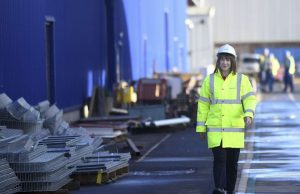 Ekonomi Inggris secara tak terduga menyusut pada bulan Januari, dalam pukulan bagi kepala Treasury menjelang pernyataan kunci