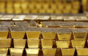 Emas naik ke catatan lain sebagai pasar kecemasan. Inilah yang perlu Anda ketahui