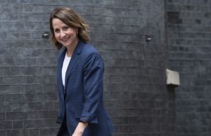 Inggris memotong pengeluaran kesejahteraan untuk mendesak orang agar bekerja. Kritik mengatakan itu akan melukai yang rentan