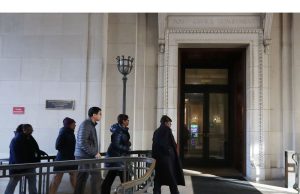 Aturan pengadilan untuk menjaga 25.000 pekerja federal yang dipecat dalam pekerjaan untuk saat ini